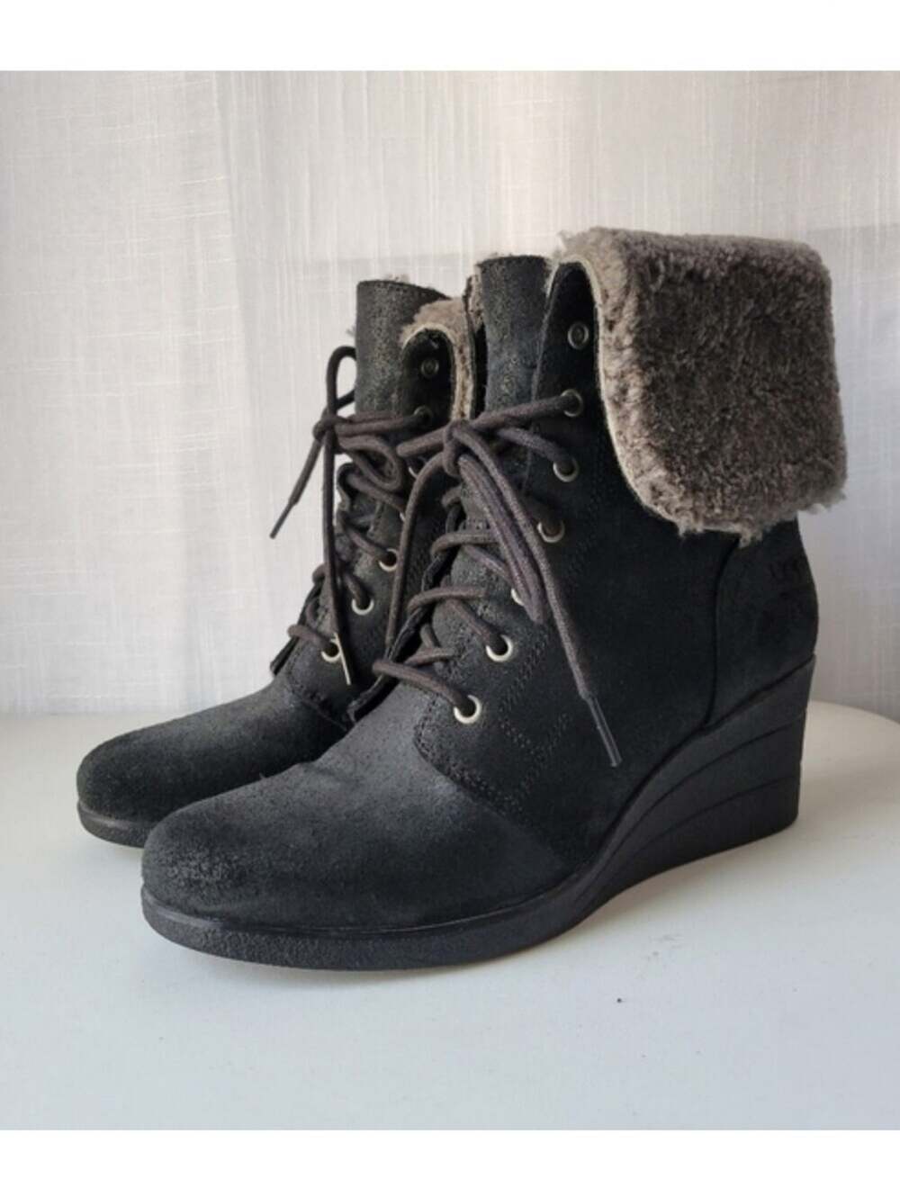UGG women's Zea black ankle lace up wedge winter boots size 8